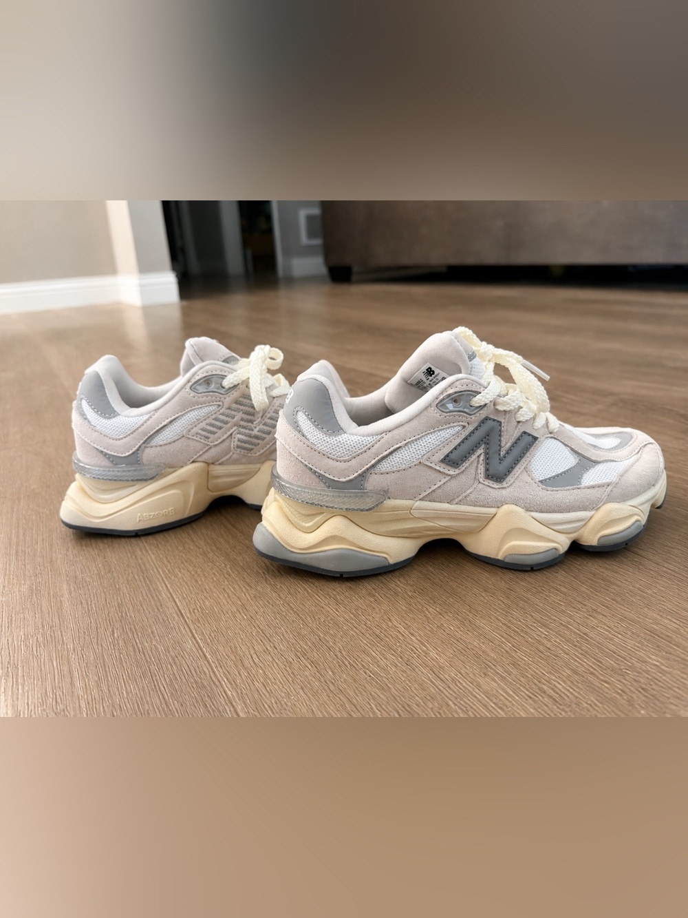 New Balance 9060 men’s 4.5 women’s 6 Grey & Cream